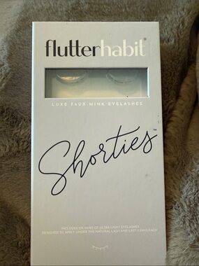 flutterhabit Shorties Luxe Faux-Mink Eyelashes - black (three pairs included)
